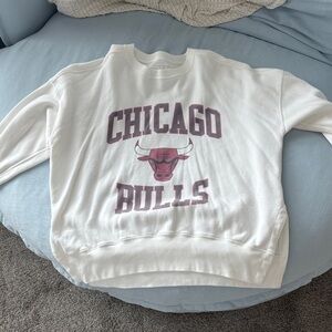 Abercrombie & Fitch White Chicago Bulls Sweatshirt